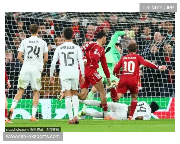 利物浦门前混战中抢点制胜，关键时刻展现强大团队精神