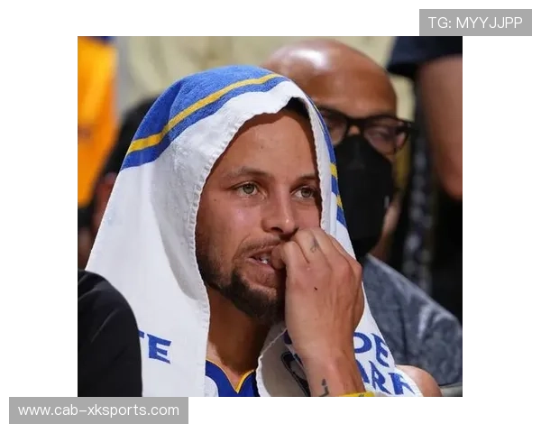 库里疯狂输出，场边表情已经说明一切